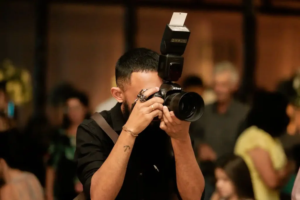 Fotógrafo profissional tirando uma fotografia em festa.