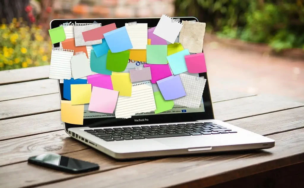 Laptop coberto de notas autoadesivas